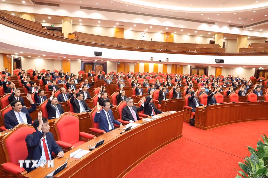 Các đại biểu biểu quyết thông qua Nghị quyết Hội nghị Trung ương lần thứ mười, khóa XIII. (Ảnh: Trí Dũng/TTXVN)