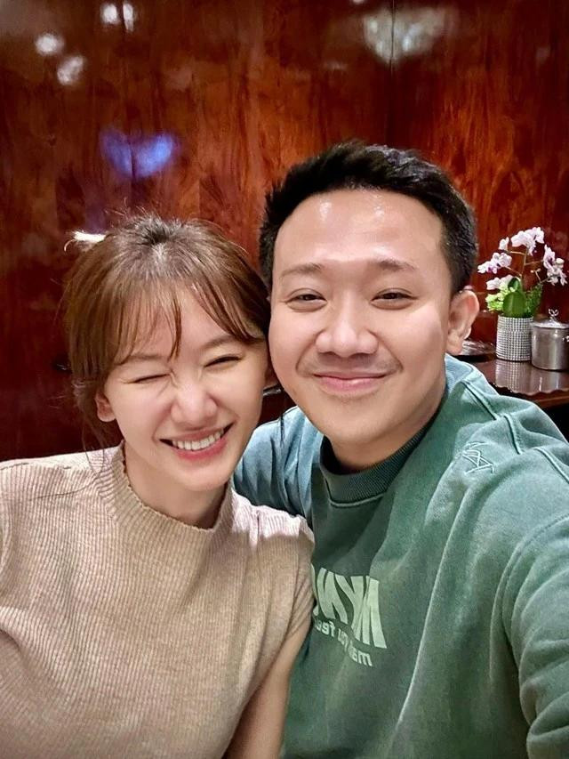 Cặp đôi không ngại chia sẻ hình ảnh ngọt ngào, đồng thời dành những lời tình cảm cho nhau trên mạng xã hội. Ảnh: FBNV Cặp đôi không ngại chia sẻ hình ảnh ngọt ngào, đồng thời dành những lời tình cảm cho nhau trên mạng xã hội. Ảnh: FBNV