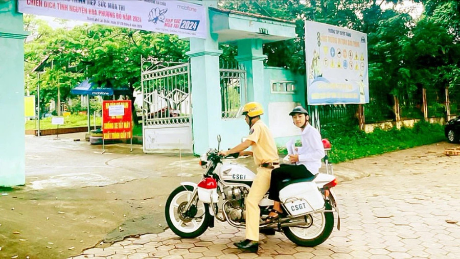 CSGT tỉnh Lai Châu dùng xe mô tô chuyên dụng chở các thí sinh khó khăn đến điểm thi ngày 27-6. Ảnh: VĂN PHÚC CSGT tỉnh Lai Châu dùng xe mô tô chuyên dụng chở các thí sinh khó khăn đến điểm thi ngày 27-6. Ảnh: VĂN PHÚC