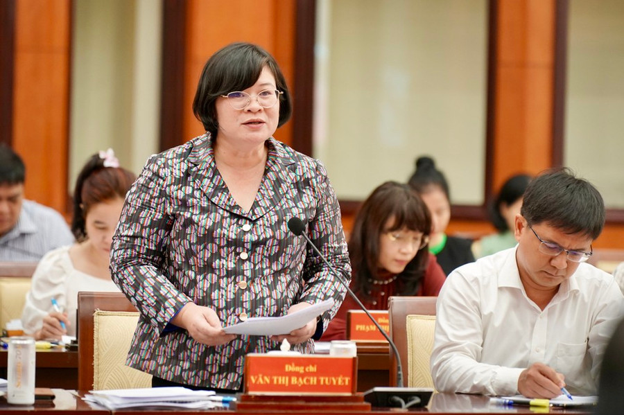 Đồng chí Văn Thị Bạch Tuyết phát biểu tại hội nghị. Ảnh: VIỆT DŨNG Đồng chí Văn Thị Bạch Tuyết phát biểu tại hội nghị. Ảnh: VIỆT DŨNG