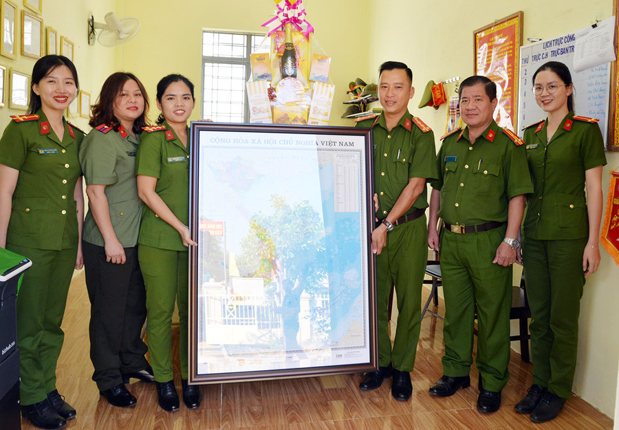 Đoàn cơ sở Phòng Cảnh sát Quản lý Hành chính về Trật tự xã hội (Công an tỉnh) tặng bản đồ Việt Nam cho Công an xã Ia Mơr (huyện Chư Prông). Ảnh: P.L Đoàn cơ sở Phòng Cảnh sát Quản lý Hành chính về Trật tự xã hội (Công an tỉnh) tặng bản đồ Việt Nam cho Công an xã Ia Mơr (huyện Chư Prông). Ảnh: P.L