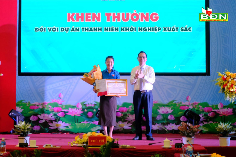 Đồng chí Ngô Thanh Danh, Bí thư Tỉnh ủy, Trưởng Đoàn ĐBQH tỉnh Đắk Nông trao Bằng khen của Ban Thường vụ Tỉnh ủy cho chị Trần Thị Dịu. Đồng chí Ngô Thanh Danh, Bí thư Tỉnh ủy, Trưởng Đoàn ĐBQH tỉnh Đắk Nông trao Bằng khen của Ban Thường vụ Tỉnh ủy cho chị Trần Thị Dịu.