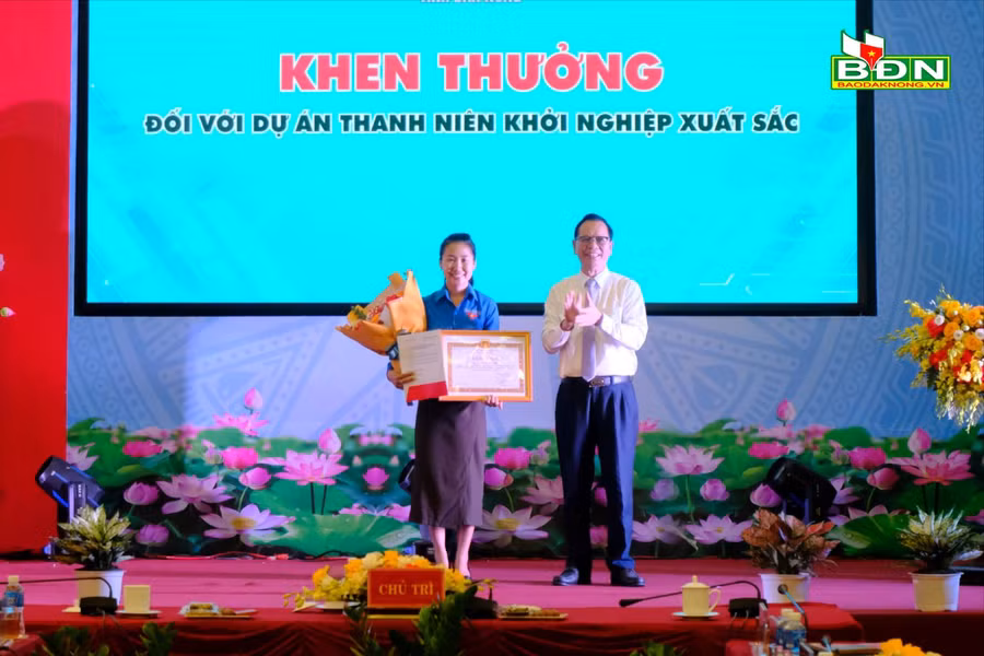 Đồng chí Ngô Thanh Danh, Bí thư Tỉnh ủy, Trưởng Đoàn ĐBQH tỉnh Đắk Nông trao Bằng khen của Ban Thường vụ Tỉnh ủy cho chị Trần Thị Dịu.