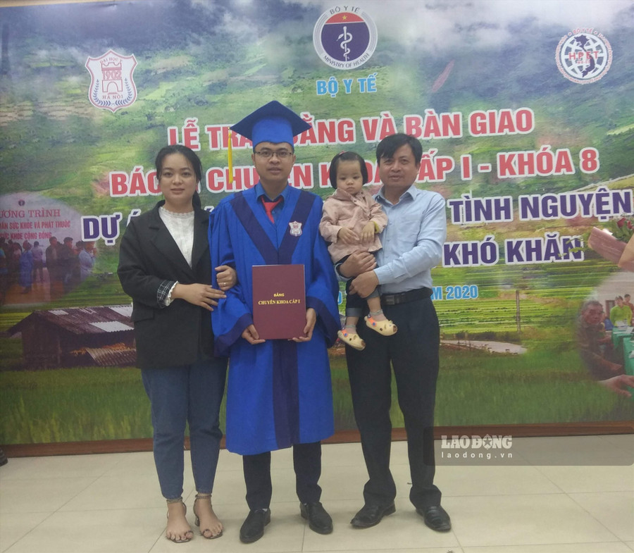 Bác sĩ trẻ Nguyễn Tiến Tùng trong ngày nhận quyết định lên Mường La. Ảnh: NVCC Bác sĩ trẻ Nguyễn Tiến Tùng trong ngày nhận quyết định lên Mường La. Ảnh: NVCC