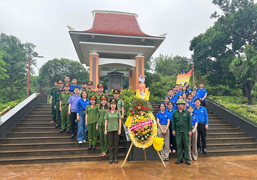 Đoàn viên, thanh niên về nguồn tại Khu di tích lịch sử chiến thắng Chư Nghé (huyện Ia Grai). Ảnh: M.N