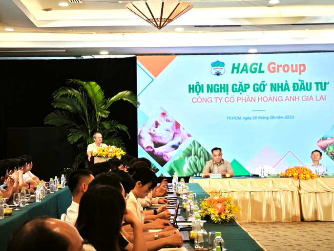 Bầu Đức khoe vườn sầu riêng 1.200 ha siêu lợi nhuận - Ảnh 2. Bầu Đức trả lời cổ đông chiều 20-8