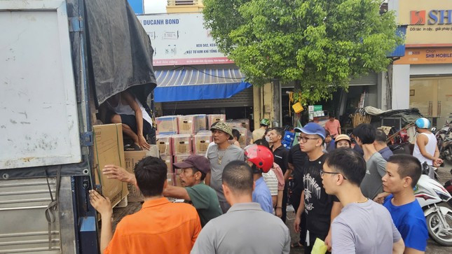 Người dân Hải Phòng xếp hàng mua máy phát điện do nhiều khu vực chưa được cấp điện trở lại. Ảnh: H.L. Người dân Hải Phòng xếp hàng mua máy phát điện do nhiều khu vực chưa được cấp điện trở lại. Ảnh: H.L.