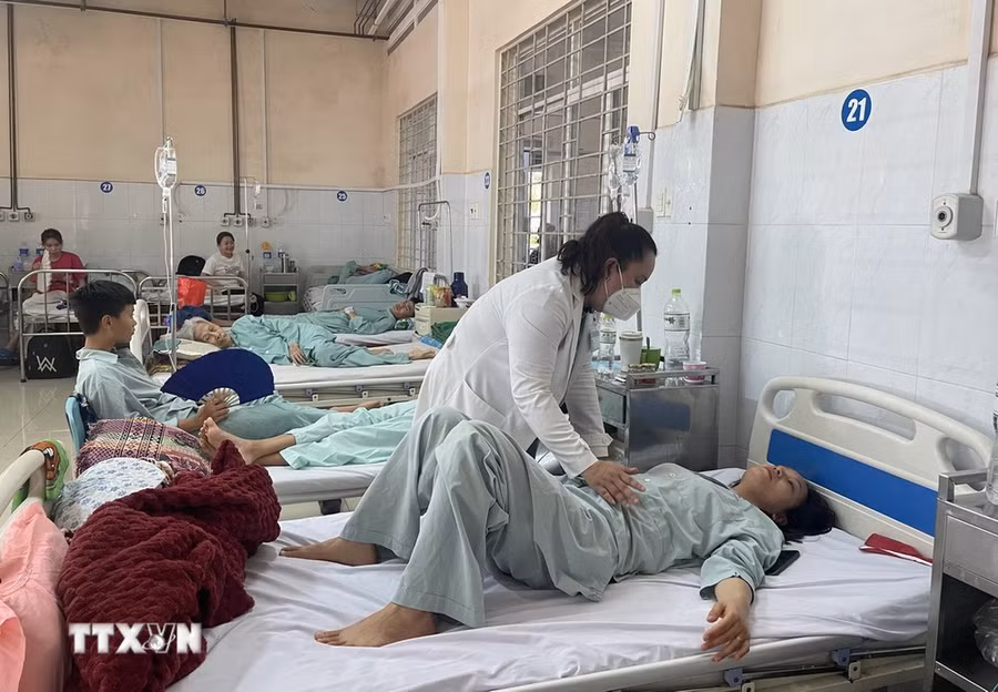 Các bác sỹ Bệnh viện Đa khoa khu vực Long Khánh điều trị cho bệnh nhân nhập viện nghi ngộ độc thực phẩm sau khi ăn bánh mỳ thịt. (Ảnh: Lê Xuân/TXVN)