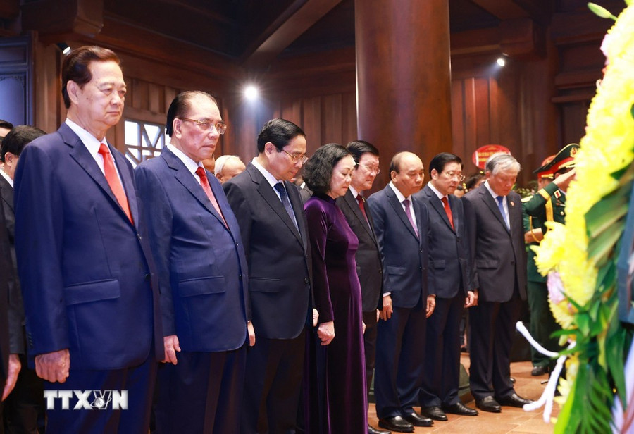 Các đồng chí lãnh đạo, nguyên lãnh đạo Đảng và Nhà nước tri ân các Anh hùng liệt sỹ. (Ảnh: Dương Giang/TTXVN)