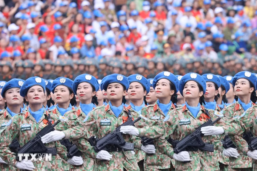 Khối sỹ quan Lực lượng Gìn giữ Hòa bình diễu binh. (Ảnh: Lâm Khánh/TTXVN)