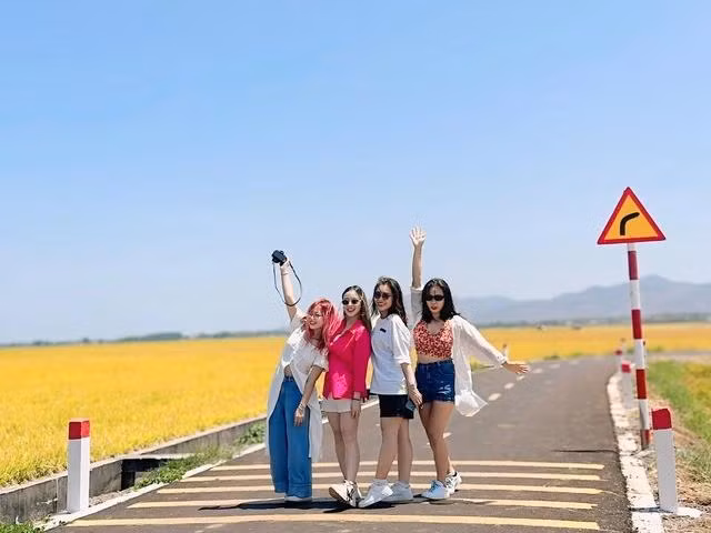 Cánh đồng lúa An Nhứt đã chính thức được ghi tên vào bản đồ các tọa độ check-in siêu hot của giới trẻ vào những ngày nghỉ cuối tuần