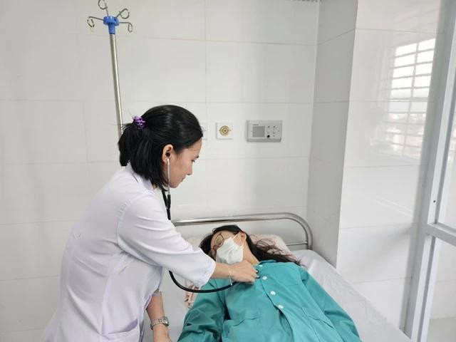 Một học sinh Trường THPT Nguyễn Văn trỗi đang điều trị tại Bệnh viện đa khoa Yesin Nha Trang. Ảnh: M.C Một học sinh Trường THPT Nguyễn Văn trỗi đang điều trị tại Bệnh viện đa khoa Yesin Nha Trang. Ảnh: M.C