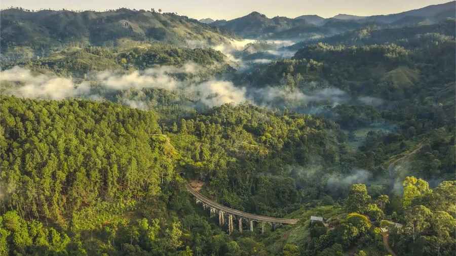 Cầu đường sắt Nine Arch, tuyến đường sắt từ thời thuộc địa hiện vẫn đang hoạt động. (Nguồn ảnh: Digitaltravelcouple) Cầu đường sắt Nine Arch, tuyến đường sắt từ thời thuộc địa hiện vẫn đang hoạt động. (Nguồn ảnh: Digitaltravelcouple)