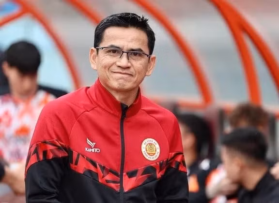 HLV Kiatisak để ngỏ khả năng dẫn dắt đội tuyển Việt Nam. Ảnh: CLB CAHN