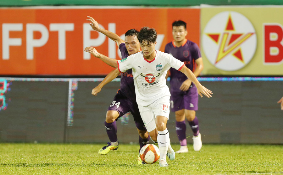 Cơ hội có thể sẽ đến với Quốc Việt (áo trắng) trên hàng công của HAGL ở mùa tới. Ảnh: MINH TRẦN