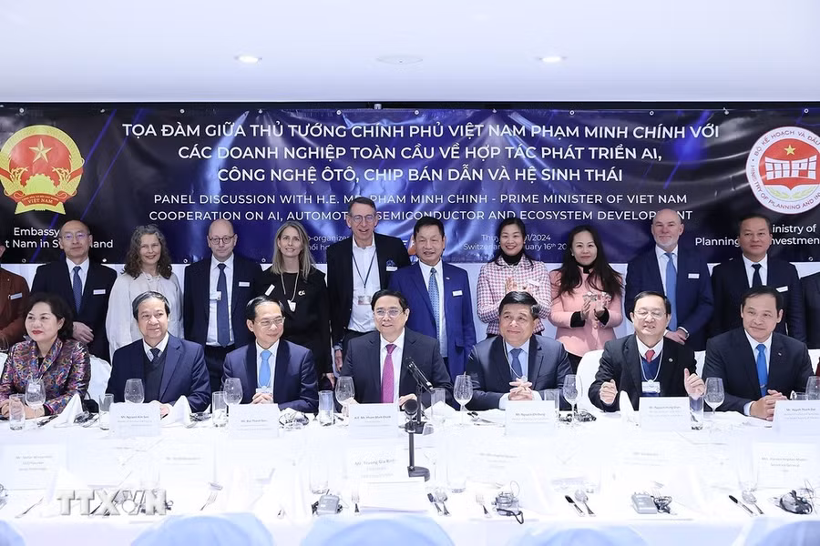 Thủ tướng Phạm Minh Chính với các doanh nghiệp trí tuệ nhân tạo và công nghệ toàn cầu tại Tọa đàm ở Davos, Thụy Sĩ. (Ảnh: Dương Giang/TTXVN)