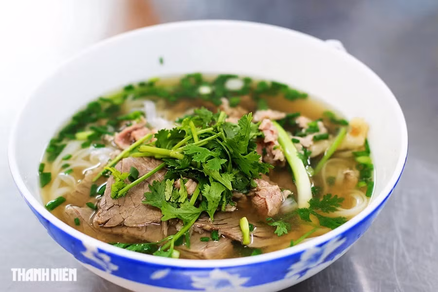 Tô phở Dậu cho điểm tâm của nhiều người ở Sài Gòn. Ảnh: VÕ TIẾN