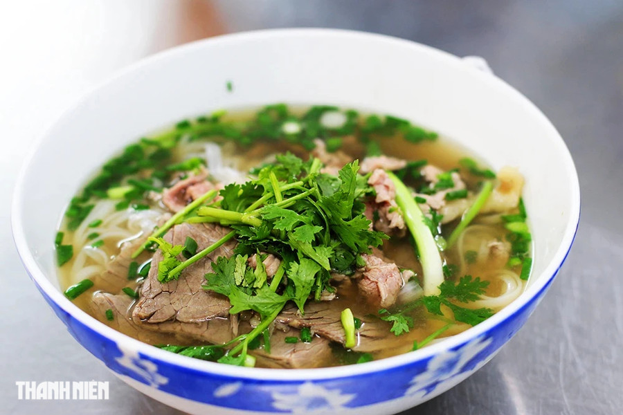 Giữa ngon nhất và ngon bét - Ảnh 1. Tô phở Dậu cho điểm tâm của nhiều người ở Sài Gòn. Ảnh: VÕ TIẾN