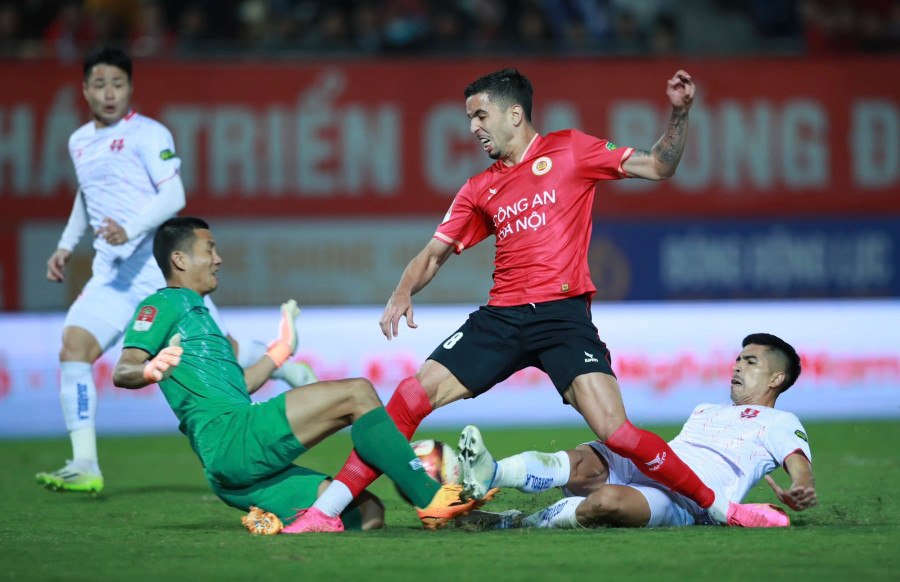 Thủ môn Đình Triệu và hàng phòng thủ Hải Phòng FC có trận đấu rất hay. ẢNH: MINH TÚ