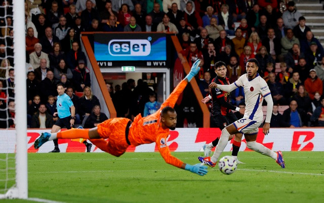 ...và cản được quả phạt đền do chính Evanilson thực hiện ...và cản được quả phạt đền do chính Evanilson thực hiện