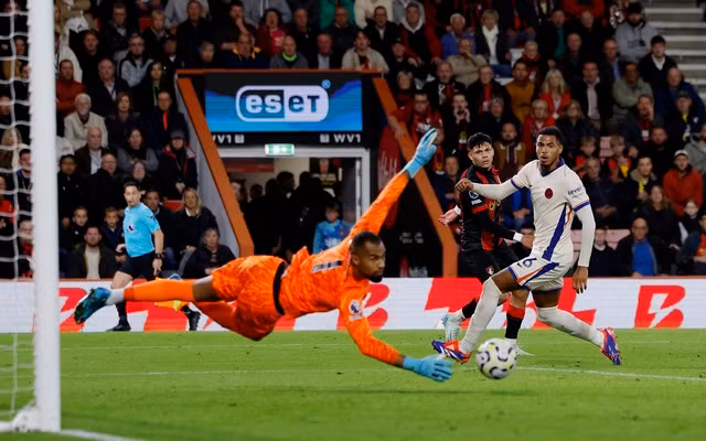 ...và cản được quả phạt đền do chính Evanilson thực hiện