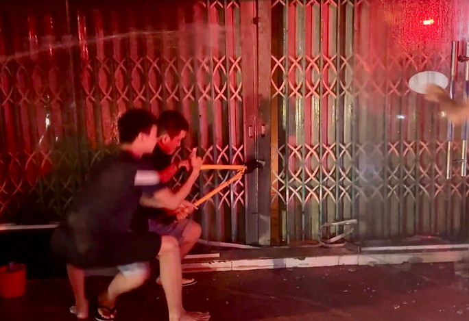 Phát hiện vụ cháy, người dân dùng kìm cộng lực cắt khóa chữa cháy