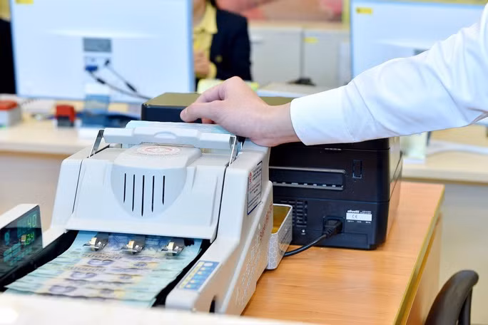 Bộ Tài chính yêu cầu tăng cường kiểm tra, xử lý nghiêm những trường hợp ép mua bảo hiểm khi vay vốn (Ảnh minh hoạ)