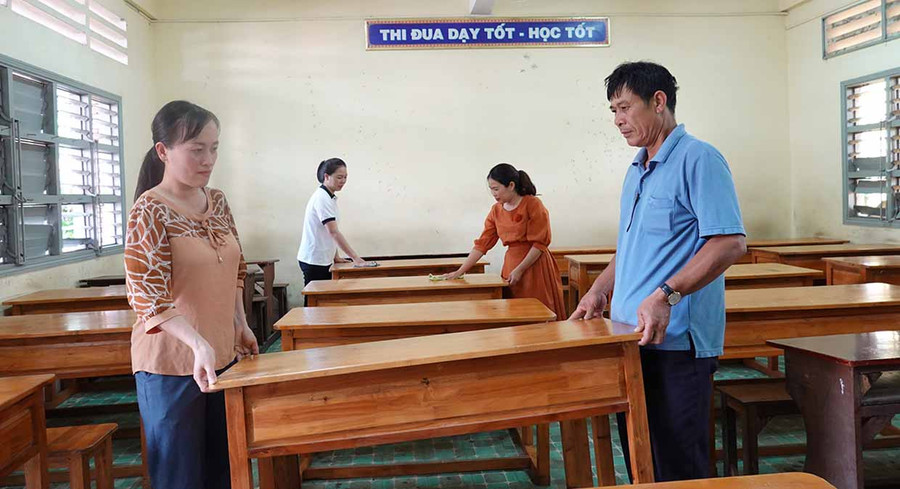 Nhân viên Trường THPT Pleiku sắp xếp lại bàn ghế ở các phòng thi của điểm thi. Ảnh: Mộc Trà Nhân viên Trường THPT Pleiku sắp xếp lại bàn ghế ở các phòng thi của điểm thi. Ảnh: Mộc Trà