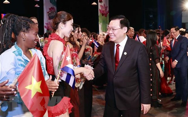 Chủ tịch Quốc hội Vương Đình Huệ với các nghệ sỹ biểu diễn Việt Nam-Cuba. (Ảnh: Doãn Tấn/TTXVN) Chủ tịch Quốc hội Vương Đình Huệ với các nghệ sỹ biểu diễn Việt Nam-Cuba. (Ảnh: Doãn Tấn/TTXVN)