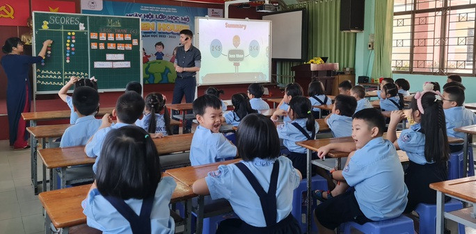 Dạy thêm học thêm: Không nên cấm, mà quản thật tốt - Ảnh 1. Học sinh một trường ở Hà Nội tham gia tiết học liên kết giữa nhà trường và đơn vị bên ngoài