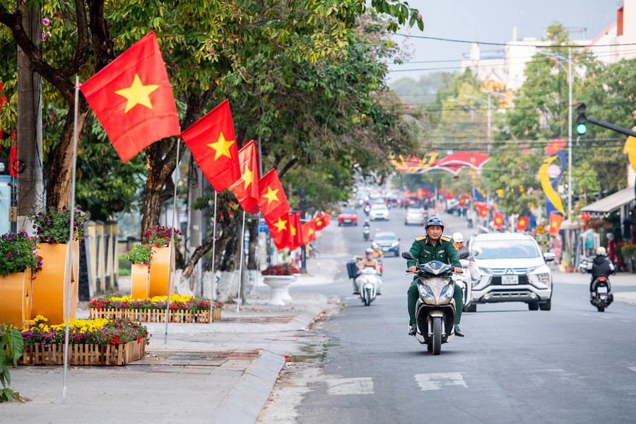 Cờ Tổ quốc treo thẳng hàng, rực đỏ khắp dãy phố.