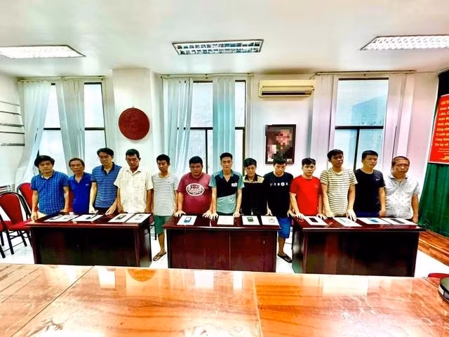 Nhóm người trong đường dây "Tổ chức đánh bạc và đánh bạc" bị Công an Q.12 triệt phá. ẢNH C.AN