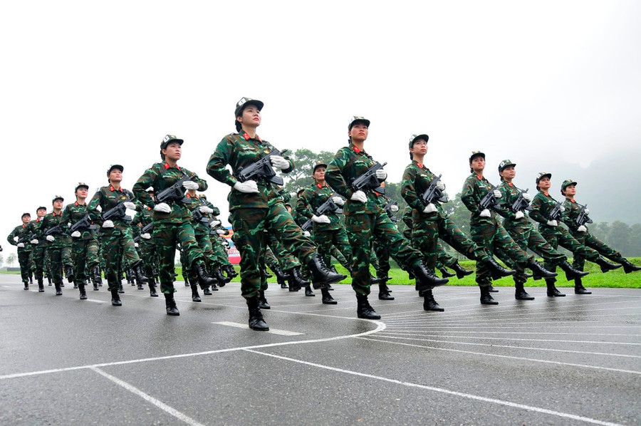 Cách đó không xa là các nữ quân nhân đại diện cho Khối Lực lượng gìn giữ hòa bình Việt Nam đang tập ke chân. Ảnh: HỮU TÂN