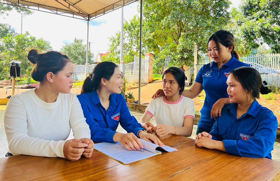Các thành viên trong Câu lạc bộ Tiền hôn nhân xã Ia Krái (huyện Ia Grai) tuyên truyền, vận động em Rơ Mah Sân Ni (ở giữa) không tảo hôn. Ảnh: M.N Các thành viên trong Câu lạc bộ Tiền hôn nhân xã Ia Krái (huyện Ia Grai) tuyên truyền, vận động em Rơ Mah Sân Ni (ở giữa) không tảo hôn. Ảnh: M.N