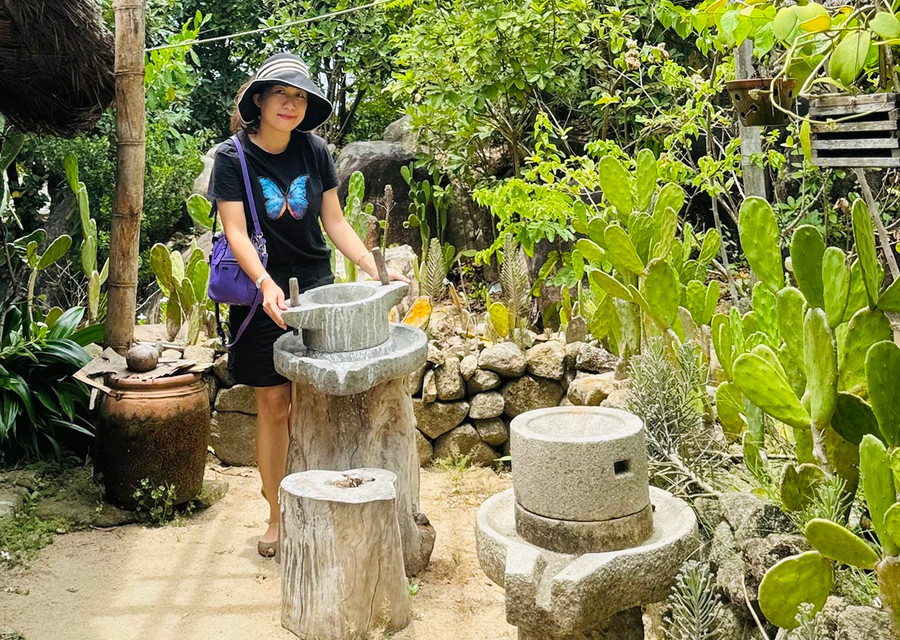 Chiếc cối đá xay bột trưng bày trong khuôn viên Trung tâm Nghiên cứu và bảo tồn không gian văn hóa Sa Huỳnh. Ảnh: N.T.D