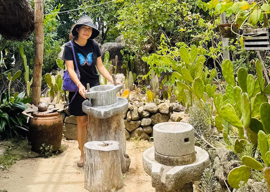 Chiếc cối đá xay bột trưng bày trong khuôn viên Trung tâm Nghiên cứu và bảo tồn không gian văn hóa Sa Huỳnh. Ảnh: N.T.D