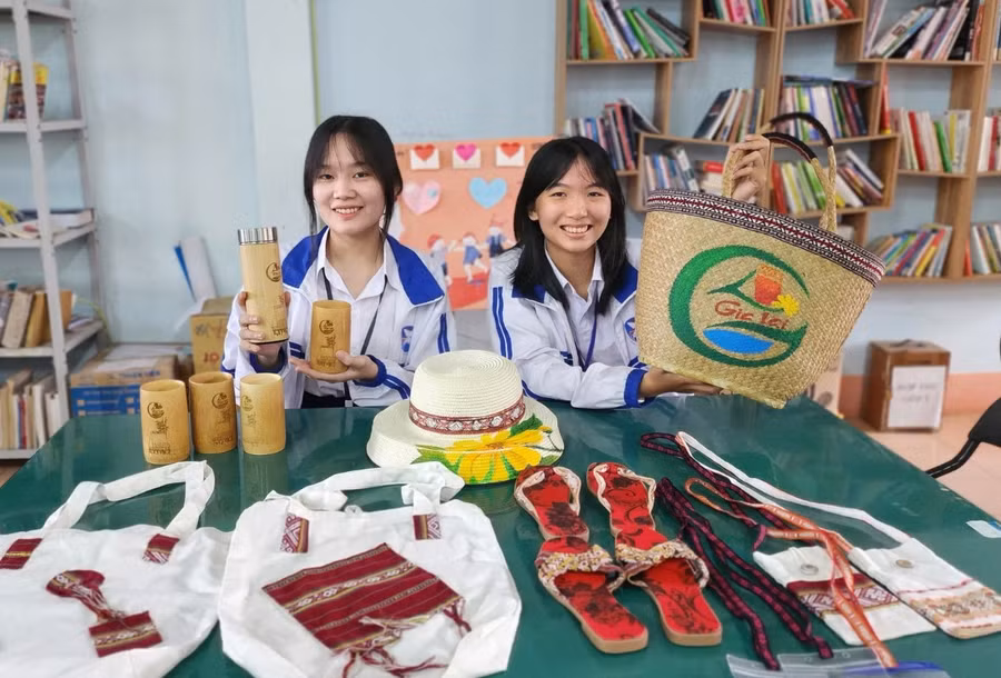 Hai em Nguyễn Bảo Trân (bìa phải) và Lê Dương Bảo Vy bên những sản phẩm lưu niệm của nhóm sáng tạo ra. Ảnh: Mộc Trà