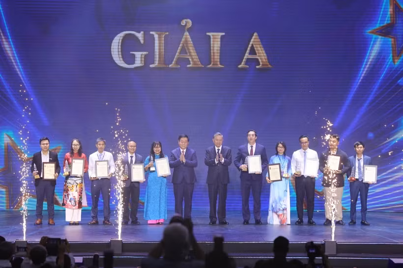 Các tác giả được trao giải A Giải Báo chí Quốc gia lần thứ 18. (Ảnh: Hoài Nam/Vietnam+)