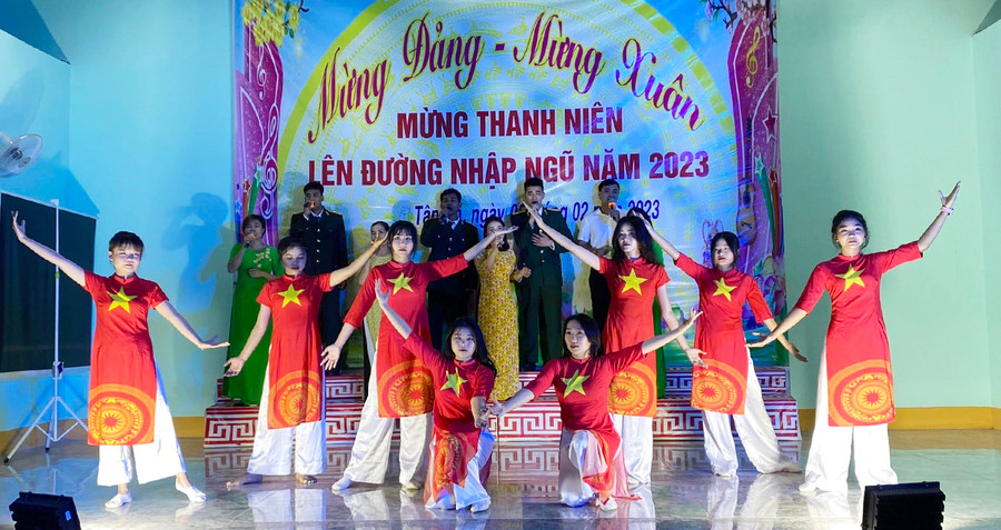 Một tiết mục văn nghệ tại đêm giao lưu. Ảnh: Lan Anh Một tiết mục văn nghệ tại đêm giao lưu. Ảnh: Lan Anh