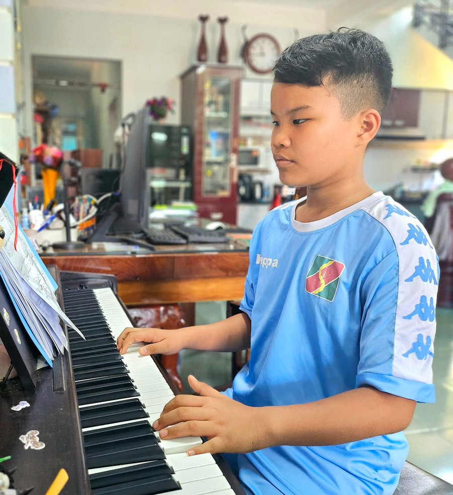 Ngoài học giỏi, Lâm còn chơi piano khá hay. Ảnh: Mộc Trà Ngoài học giỏi, Lâm còn chơi piano khá hay. Ảnh: Mộc Trà