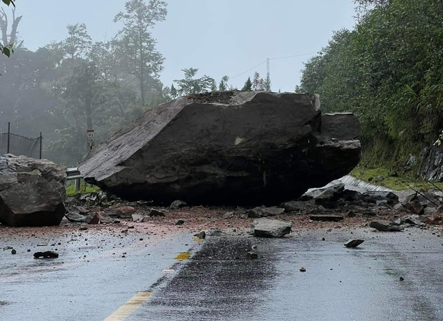 Tuyến đường tránh Sa Pa đi Lai Châu cũng bị sạt lở đá nguy hiểm. Tuyến đường tránh Sa Pa đi Lai Châu cũng bị sạt lở đá nguy hiểm.