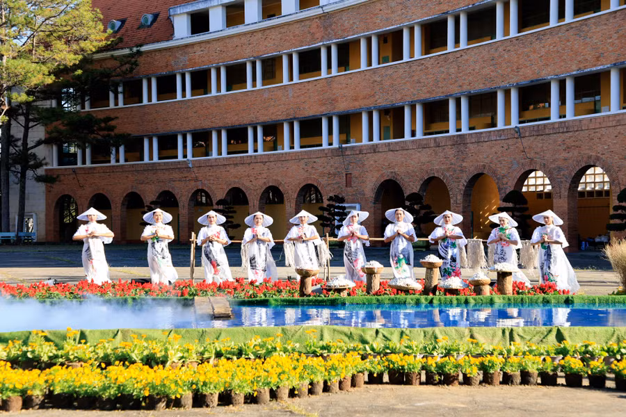 Kiến trúc cổ và những cô gái tuổi đôi mươi tạo nên sự xuyên suốt của hành trình 130 năm hình thành và phát triển của Đà Lạt