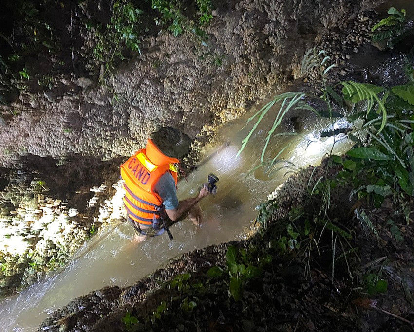 Sau gần 7 giờ nỗ lực tìm kiếm, thi thể nạn nhân ở Tánh Linh đã được tìm thấy. Ảnh: PP Sau gần 7 giờ nỗ lực tìm kiếm, thi thể nạn nhân ở Tánh Linh đã được tìm thấy. Ảnh: PP