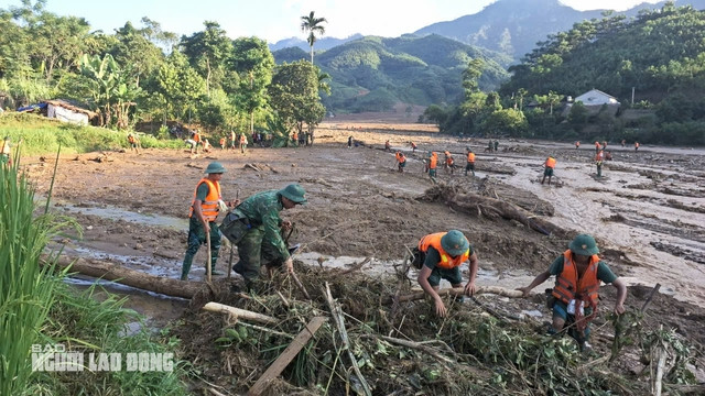 Lực lượng chức năng đang nỗ lực tìm kiếm 13 người còn mất tích ở Làng Nủ. Ảnh: Văn Duẩn