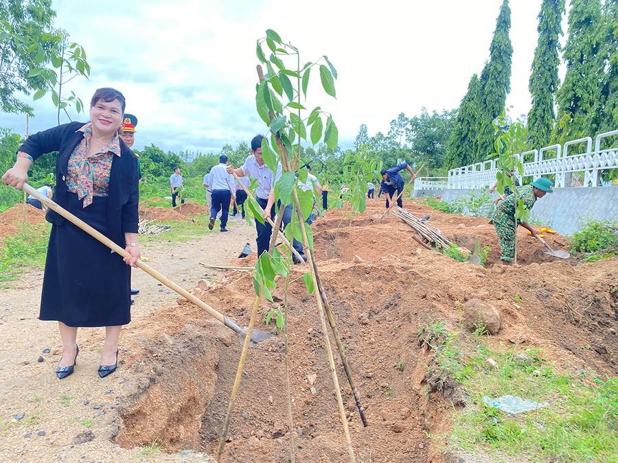 Cán bộ, công chức, viên chức và lực lượng vũ trang huyện Ia Pa trồng cây trong khu vực Đài tưởng niệm liệt sĩ huyện. Ảnh: Mai Linh Cán bộ, công chức, viên chức và lực lượng vũ trang huyện Ia Pa trồng cây trong khu vực Đài tưởng niệm liệt sĩ huyện. Ảnh: Mai Linh