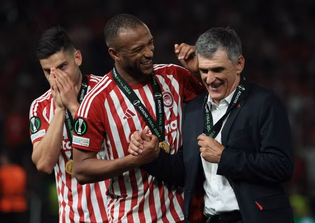 Ayoub El-Kaabi và HLV Jose Luis Mendilibar.