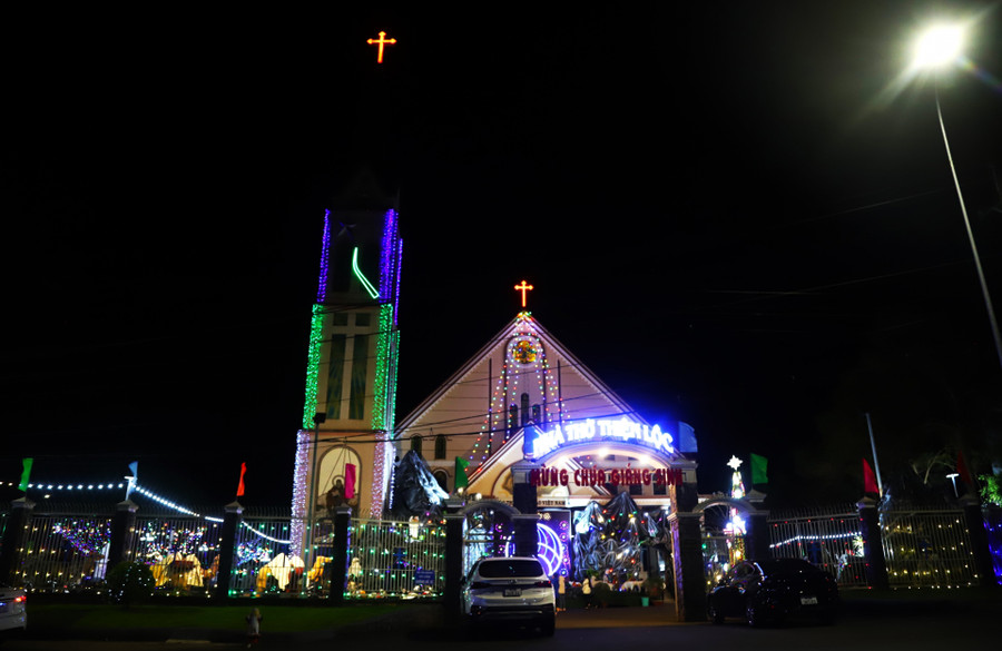 Các giáo xứ trên địa bàn TP Bảo Lộc được trang trí lung linh, đẹp mắt chào đón Giáng sinh năm 2023 Các giáo xứ trên địa bàn TP Bảo Lộc được trang trí lung linh, đẹp mắt chào đón Giáng sinh năm 2023