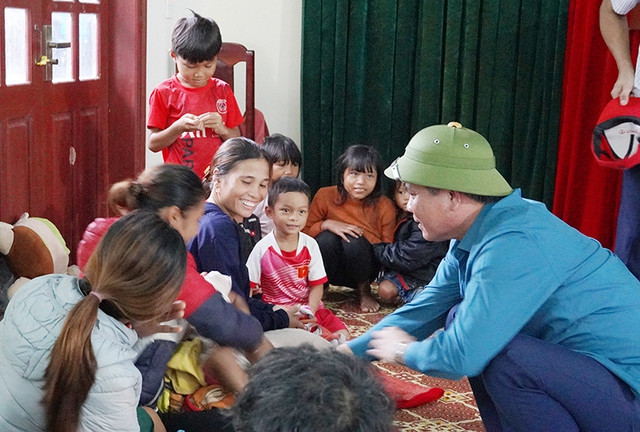 Chủ tịch UBND tỉnh Trần Thắng thăm hỏi, động viên các hộ đồng bào dân tộc thiểu số được sơ tán về Đội sản xuất số 7, Đoàn Kinh tế - Quốc phòng 79 để phòng tránh bão số 4. Chủ tịch UBND tỉnh Trần Thắng thăm hỏi, động viên các hộ đồng bào dân tộc thiểu số được sơ tán về Đội sản xuất số 7, Đoàn Kinh tế - Quốc phòng 79 để phòng tránh bão số 4.