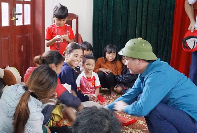 Chủ tịch UBND tỉnh Trần Thắng thăm hỏi, động viên các hộ đồng bào dân tộc thiểu số được sơ tán về Đội sản xuất số 7, Đoàn Kinh tế - Quốc phòng 79 để phòng tránh bão số 4.