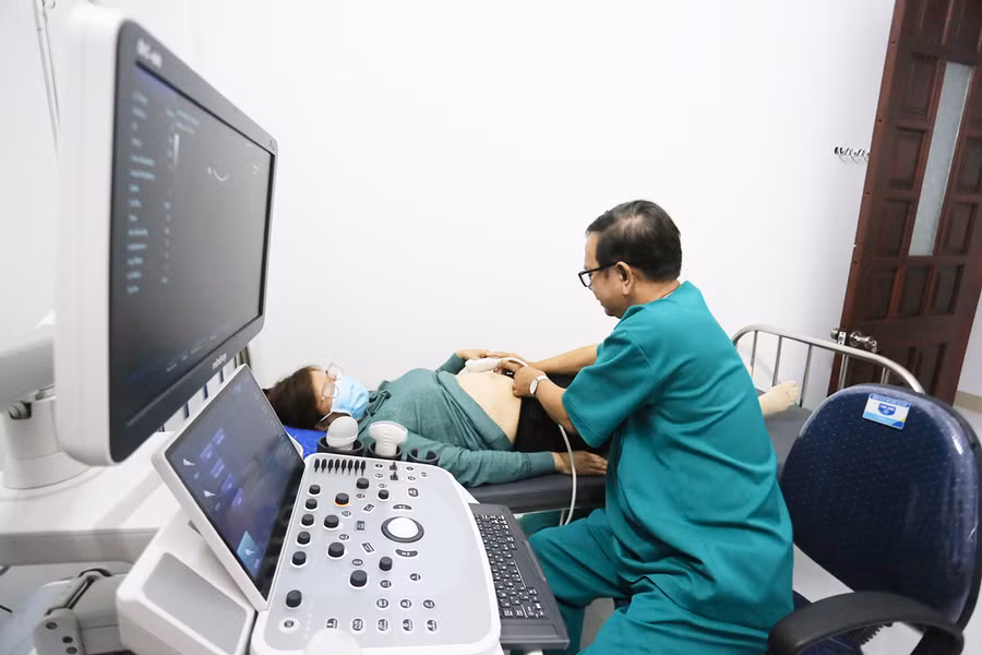 Bác sĩ tại Phòng khám kiểm tra sức khỏe cho người bệnh. Ảnh: Văn Ngọc